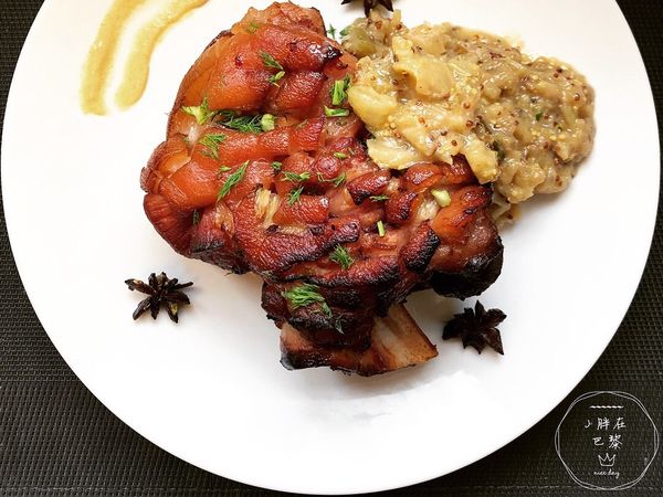 外酥軟Q的豬皮與肉，再搭上酸鹹的醬料，其實口味上跟德國豬腳搭配酸菜竟然意外相似😂