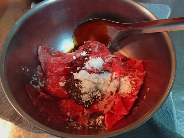 牛肉先醃製，放入1匙沙茶1匙蠔油1匙太白粉1點沙拉油1匙米酒加鹽輕抓散。靜置5分鐘。