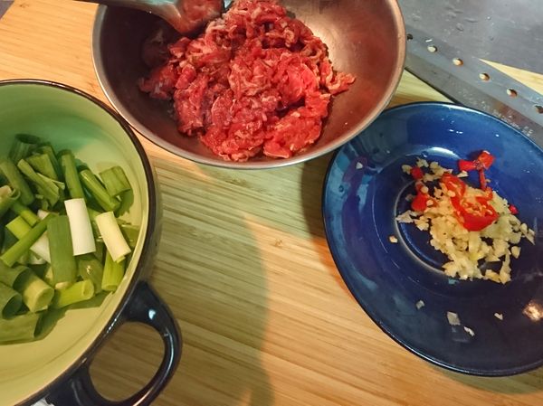 蔥切段，蒜和辣椒切末。
1匙太白粉加水放碗內備用。