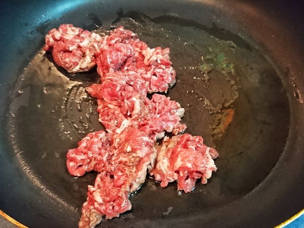 熱鍋熱油下牛肉先炒8分熟(不見紅)後放旁邊備用。