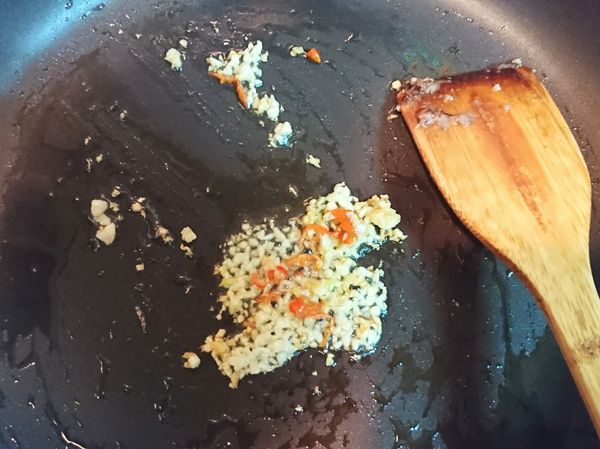 熱鍋熱油小火煸蒜末辣椒。