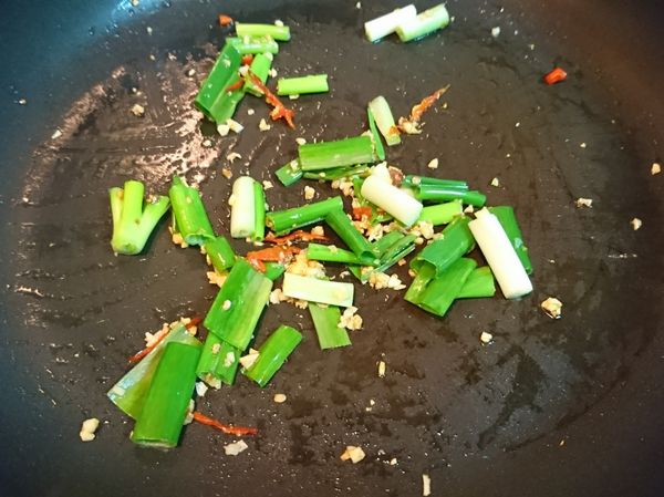 下蔥段小火煸。