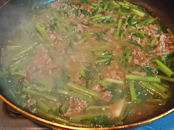 放入1匙沙茶、1匙蠔油和2碗水，接著用太白粉水勾芡下鹽，大火稍微收點汁。