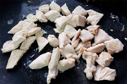 翻面後再悶煎2~3分鐘至雞肉全熟，用鍋鏟將雞肉分切成小塊