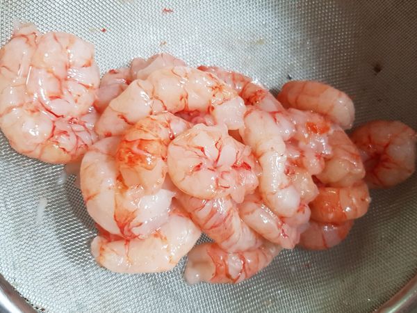 蝦仁用牙籤挑出蝦腸，再用清水洗淨
加入少許鹽巴與白胡椒粉，攪拌均勻放一旁備用