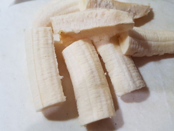 一根香蕉大約可切6等分
先橫的切3等分後，再直的切一半
(也可以用剝的)