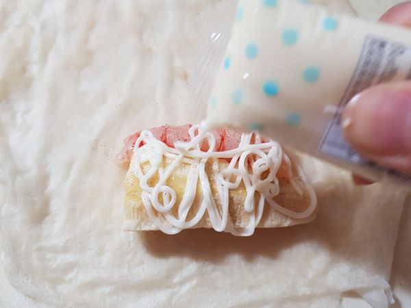 拿一張潤餅皮，表面粗糙的朝上
放上香蕉一個，蝦仁1~2隻，擠一點美奶滋
如果喜歡胡椒粉，這時可以再灑一點