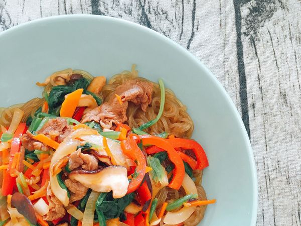 牛肉絲先炒，再陸續下青菜，冬粉下鍋後，酌量放醬汁拌炒，上菜前放一點麻油增加香氣，又營養又便利