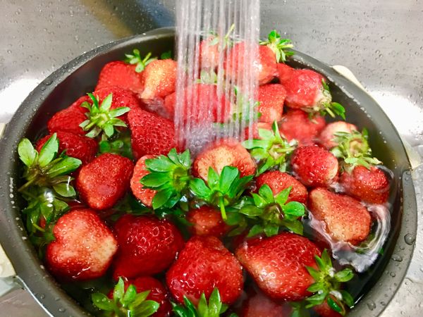 先用小蘇打粉浸泡約15分後
再用流動水清洗草莓後（約30分）