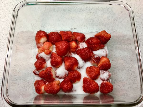 草莓對剖後
放到盆中
以一層草莓一層細砂糖放入