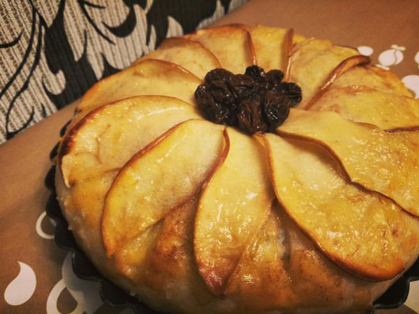 先將打好的全蛋，在上面刷上一層，中心放入葡萄乾，放回烤箱以180°/15分鐘烤。