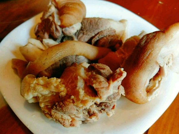 豬腳先用滾水燙過(非煮熟)，再刷洗刮洗乾淨(燙一下才不會軟軟的，會更容易刷洗)，再放冷凍過後水煮(這樣皮更Q彈)，水煮時加1大匙米酒+薑片，煮滾後轉小火續煮約半小時，關火悶1小時。