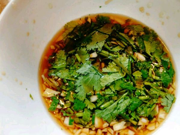 沾醬: 白醬油+烏醋+白醋+味霖(各一匙)+蒜末+香菜。
此醬有畫龍點睛之效，不油膩不死鹹，搭配水煮豬腳正好。