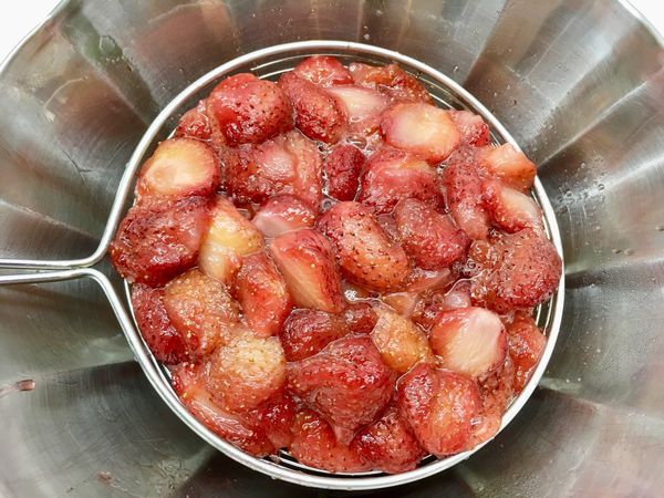 煮10分後取出果粒
原鍋湯汁續煮