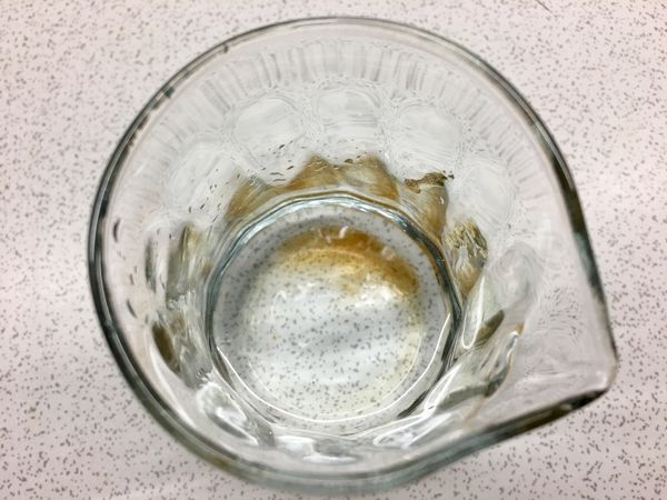 可用冷水裝杯中
滴入草莓汁液後
未呈散開狀態
即表示草莓醬汁已煮至需求