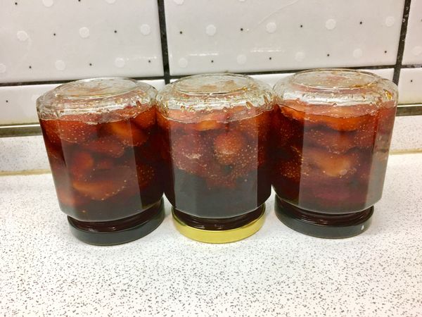 趁熱度裝瓶約9分滿
（瓶子用熱水煮15分後入烘碗機消毒過）
裝瓶後立即倒扣瓶子
讓瓶子成真空狀態
以利長期保存