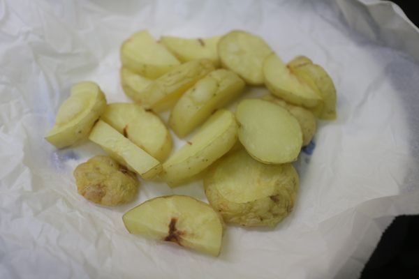 薄皮小馬鈴薯 質地鬆軟! 我怕一入湯鍋煮熟容易崩碎! 先切片後微波爐大火3分鐘,加熱接近熟透狀