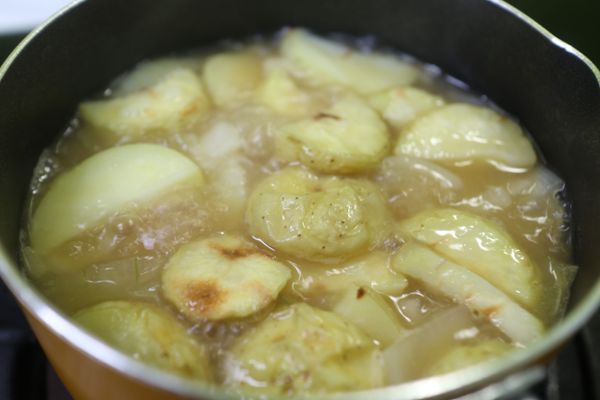 再把剛剛微波好的馬鈴薯加進來煮,因為接近熟透,所以料理時間也可以縮短