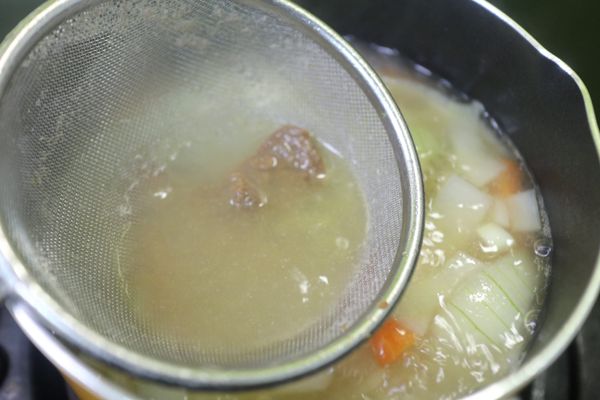 加入適量的水去滾! 讓紅蘿蔔慢慢變軟, 之後再把2小匙的味噌溶入湯頭, 再陸續把味霖加進湯內慢慢煮至入味~~