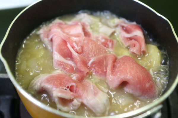 等到馬鈴薯入味了~最後再把火鍋肉片加進來! 煮滾到入味即可少許的鹽巴調味即可