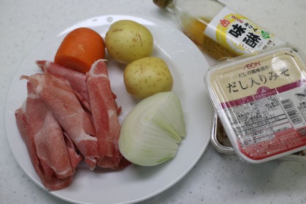 準備材料! 味噌是用來提味~~所以用料要少一點! 不然整鍋都是味噌口味了!!