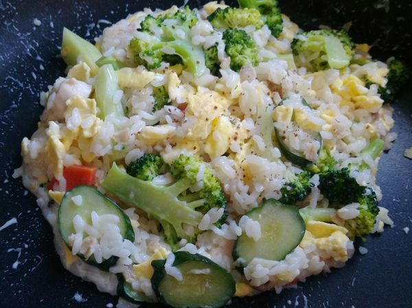 翻炒所有料到鮮奶變稍濃稠微收，即可加鹽調味到個人喜好的鹹度，均勻拌炒後即可裝盤。
上面可撒上喜好的異國香料或加些香菜則完成美味料理。