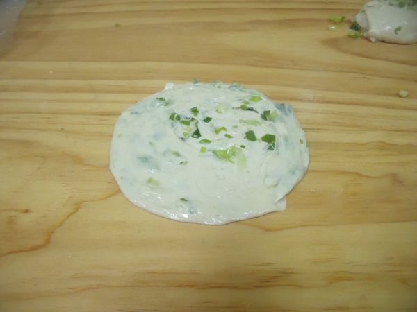 將餅擀開。