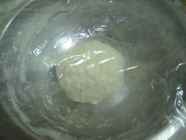 抹上少許的油,鬆弛20分鐘。再切成6個劑子。