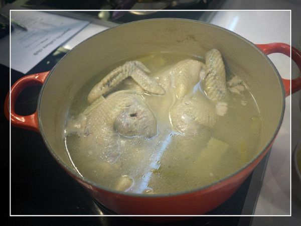 將蔥、薑、干貝、火腿切塊放鍋底，再放入雞隻，加入過濾後的白湯淹過食材，待煮滾後轉小火蓋上鍋蓋慢煮約2小時，再加一點米酒，最後用少許鹽調味即可