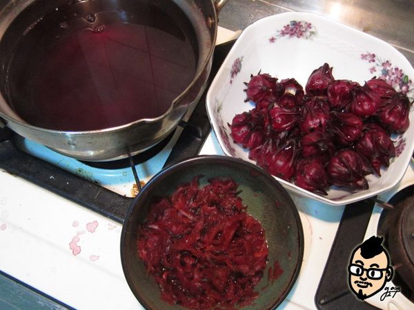 買來新鮮的洛神去籽洗淨；燒一鍋水，水滾放入半斤洛神、話梅、甘草；熬個20～30分鐘。撈起洛神，依個人喜好趁熱加入糖，即成酸甜暖呼呼的洛神茶。