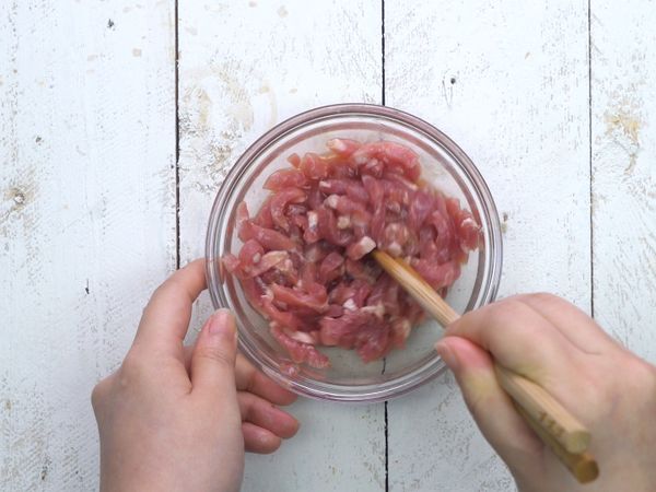 豬肉絲加入醬油、米酒、胡椒粉混合均勻，冷藏醃1小時。