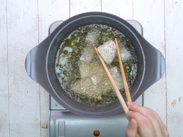 芋頭切塊後，油炸至表面微酥，取出備用。