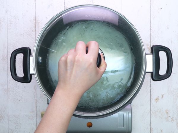 備另一熱水鍋，放入米粉，蓋鍋悶煮10分鐘，取出備用。