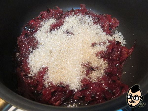 將洛神渣放入鍋裡，放入三匙以上二砂(砂糖也可)，開小火慢慢熬。