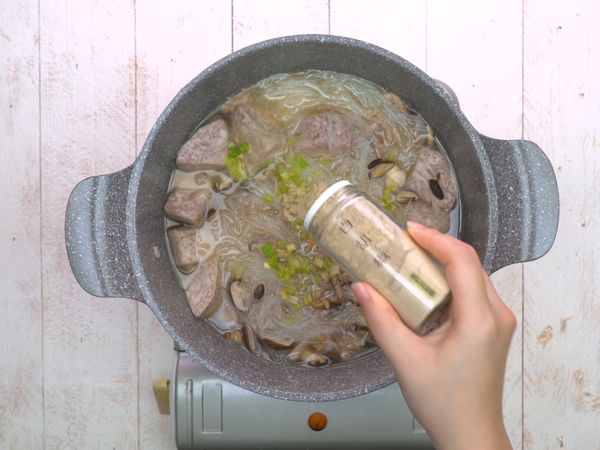 倒入高湯，以中大火煮滾，下煮熟的米粉、芹菜丁，撒點胡椒粉，攪拌均勻後，蓋鍋悶煮5分鐘即完成囉～