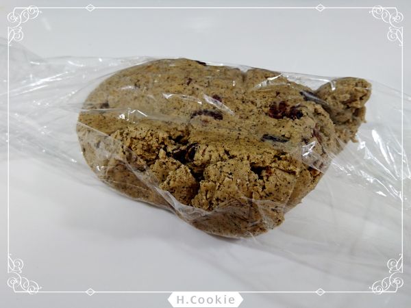 用保鮮膜包住攪拌好的麵團，整形為長條型（入模型）放入冰箱冷凍2-3小時以上