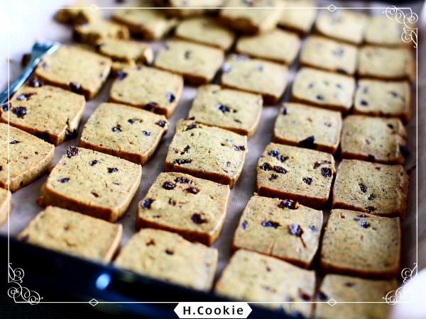 排入烤盤，放入預熱過的烤箱以180度C烤約20-25分鐘（表面邊緣微焦），即可取出放涼