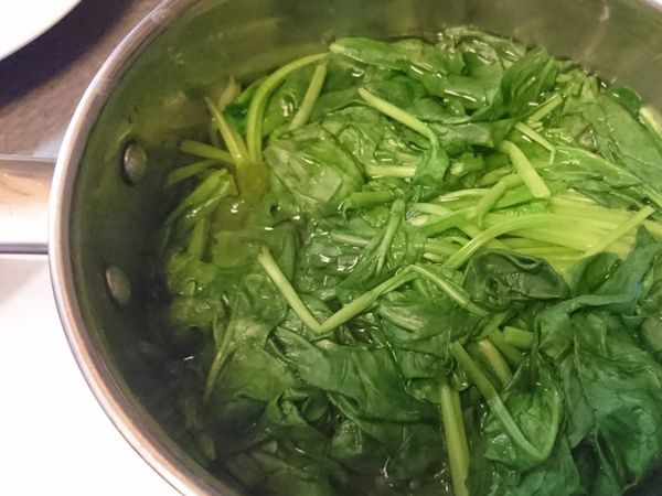 青菜洗淨切段(也可以手折，省去洗刀和沾板的時間)。水煮開燙熟。