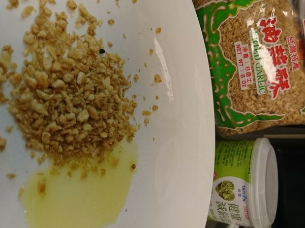 在盤中裝適量調味料：鹽巴、油(可依個人喜好加麻油或香油增添風味)、油蔥酥。攪拌均勻即可。