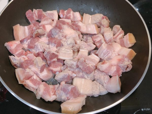 買200元的三層肉
回家洗淨下鍋炒