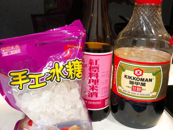 ➕ㄧ碗醬油
➕一匙冰糖
➕2/3碗米酒