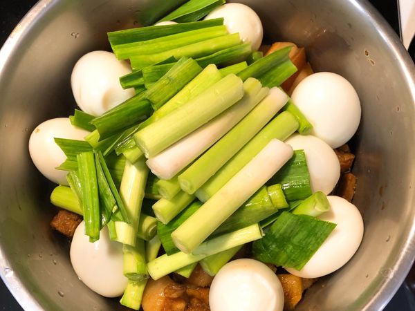 再放到另一個鍋子（可放入電鍋的鍋子）
放水煮蛋放蒜2隻（蒜的尾巴不要 ）擺上面
外鍋放8分米杯水
內鍋不需加水