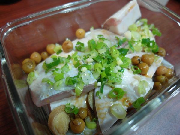 將虱目魚肚洗淨、切塊。抹上少許鹽巴後放入深一點的盒中(或盆中)。在魚塊間放上幾片薑片去腥。倒入[調味料]。