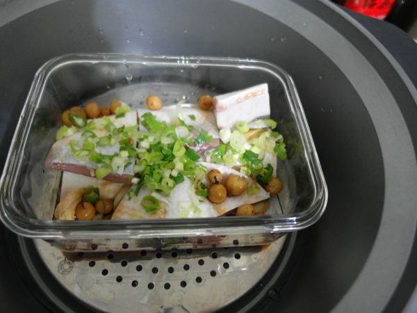 放入電鍋中。擺上蒸盤，外鍋放上1.5杯水。按下開關開始蒸囉。