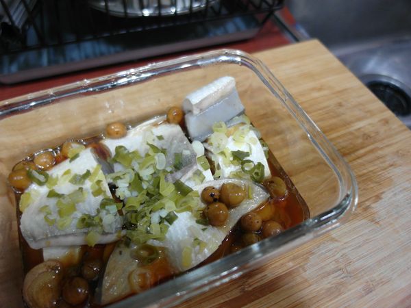 電鍋跳起後，再灑上些蔥花。就可以品嘗了。