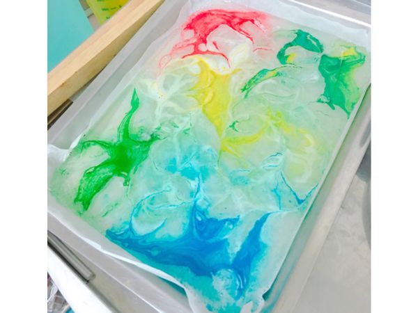 接著將濃稠的糖水倒入事先準備好的烤盤中
也可分裝至不同容器方便使用色素調色