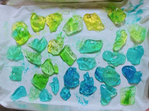 待冷卻   放入冰箱直到完全凝固後
取出凝固糖體
也提醒這時糖體偏軟
所以記得動作放輕避免整坨軟爛