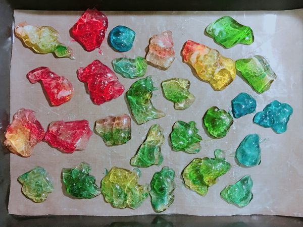 將糖體分成小塊
只要依照自己喜好切就可以了
用手塑型或使用其他工具都可以