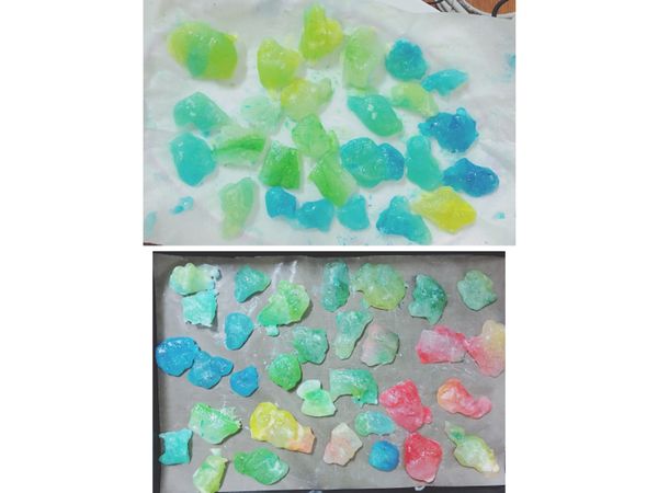 接著將琥珀糖放在乾燥通風的地方陰乾
黑糖放了近一週才都乾的差不多