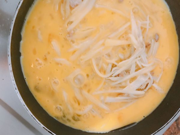蛋液淋上稍微凝固再加馬鈴薯等等食材